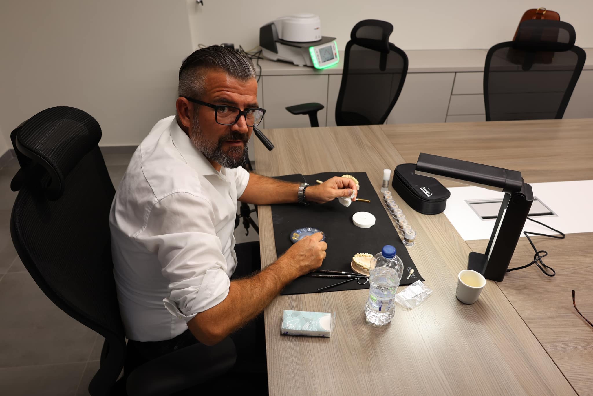 Τεχνίτης στο εργαστήριο